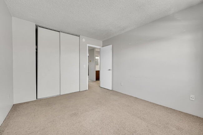 Building Photo - $1,395.00, 2 bed, 1 bath located in Denver...