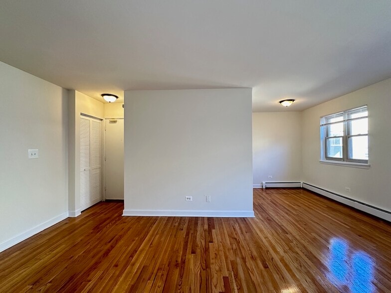 Building Photo - 6830 N Sheridan Rd