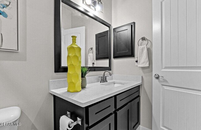 Building Photo - 2621 Maria Casas St