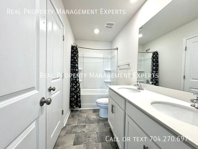 Building Photo - 4025 Lampasas Ln