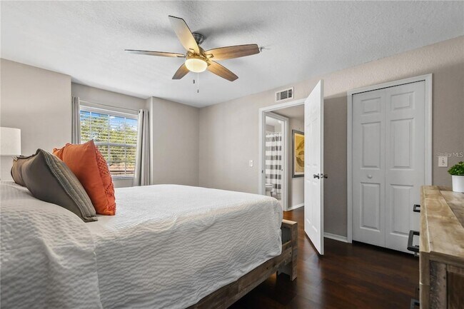 Building Photo - 13917 Fairway Island Dr