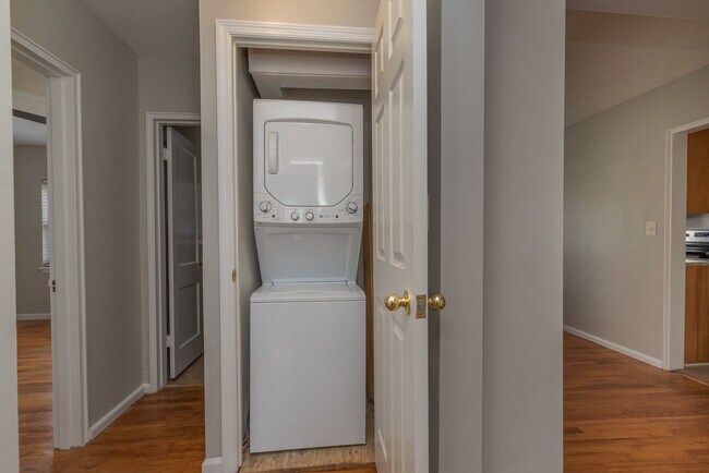 Building Photo - 2 bed/1 bath apartment for rent in Summerville, in-unit washer & dryer!