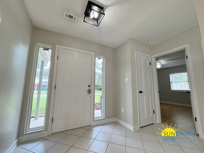 Building Photo - 1501 Royal Palm Dr