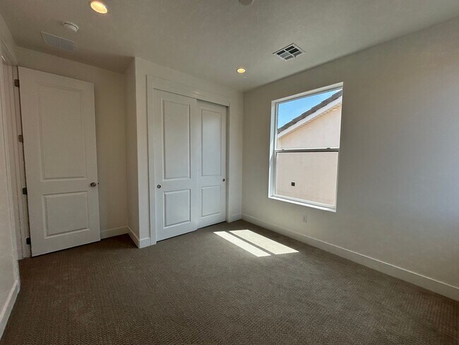 Building Photo - BRAND NEW 4 BEDROOM HOME OR RENT!
