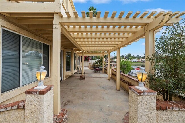 Building Photo - Lakefront Home for Lease – Panoramic Views...