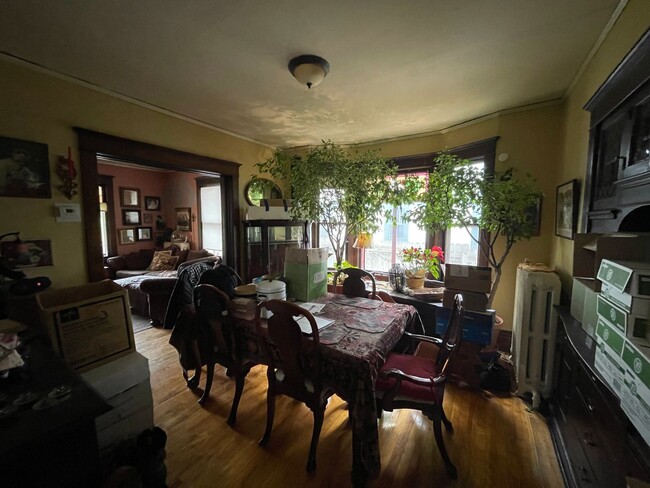 Building Photo - 4 Bed Home in Hidden OASIS!