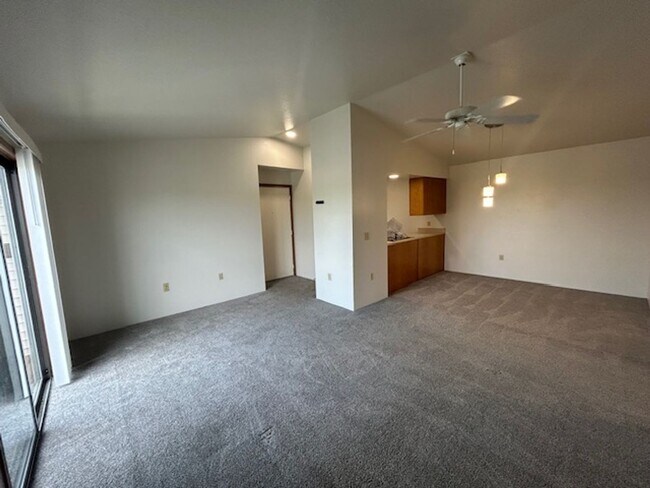 Building Photo - MOVE-IN Ready - 2 bedroom, One Bath - Top Floor with Vaulted Ceilings!