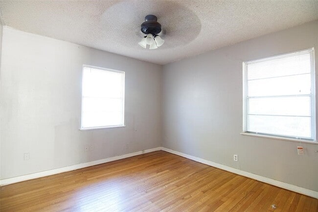 Building Photo - 4048 Newshire Dr