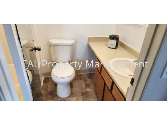 Building Photo - 1 Bedroom 1.5 Bathroom Condo!