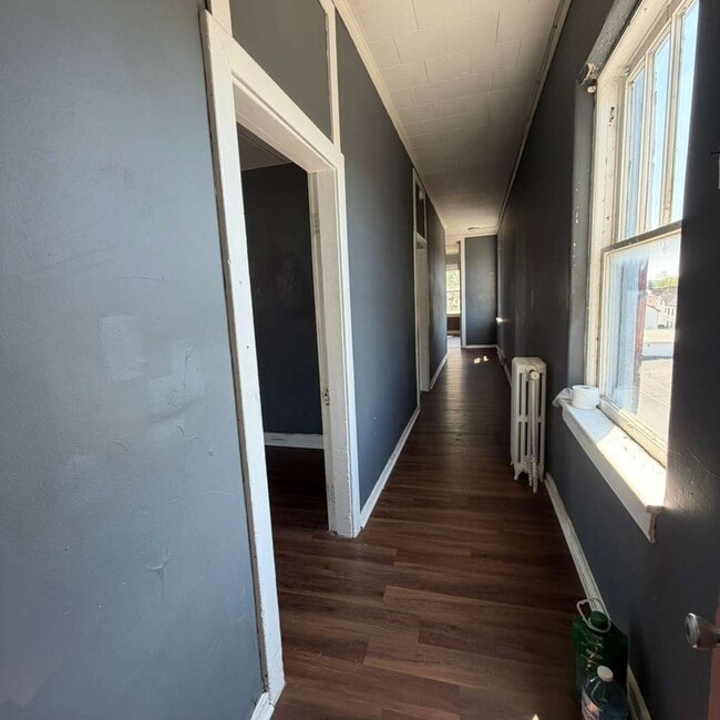 Building Photo - 311 W King St