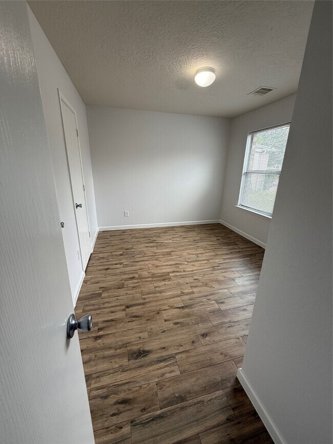 Building Photo - 3039 Legends York Dr