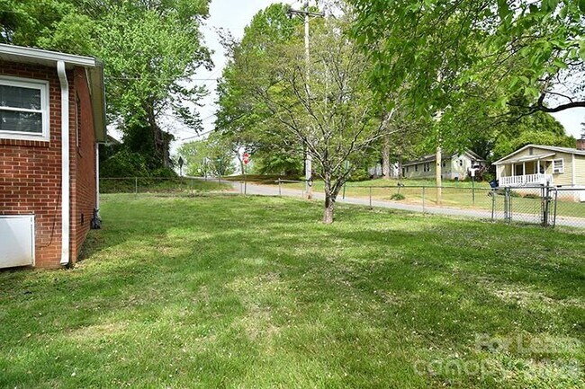 Building Photo - 266 Long St