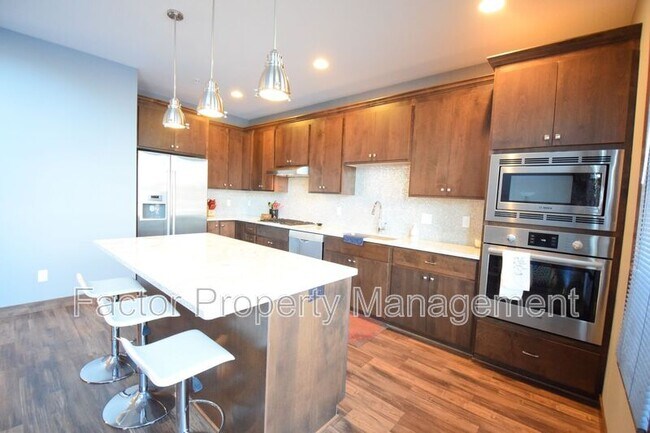 Building Photo - 814 Pinnacle Path
