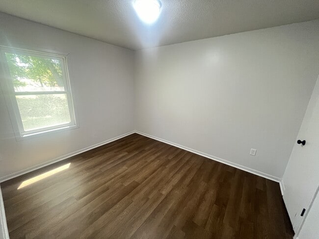 Building Photo - 421 S Mulberry St