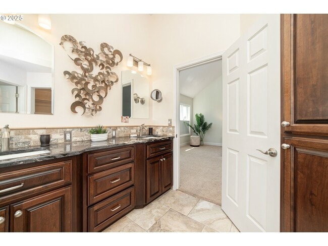 Building Photo - 5630 SW Kruse Ridge Dr
