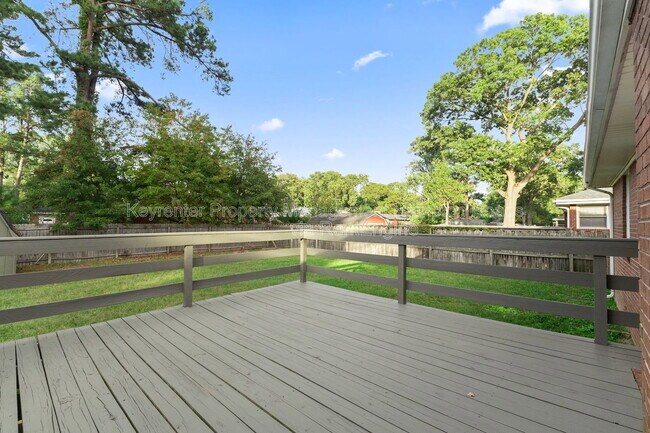 Building Photo - 4900 Briarwood Ln