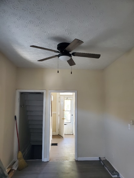 Building Photo - 453 S Powell Ave