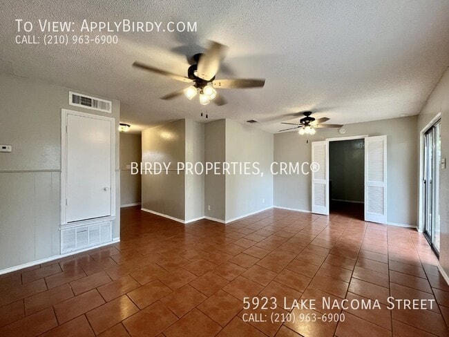 Building Photo - *4 Bed, 2 Bath Home Located in Lakeside**