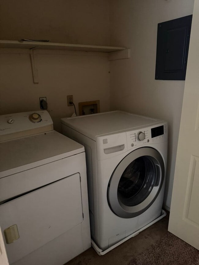 Building Photo - Conveniently Located 2 Bedroom Unit