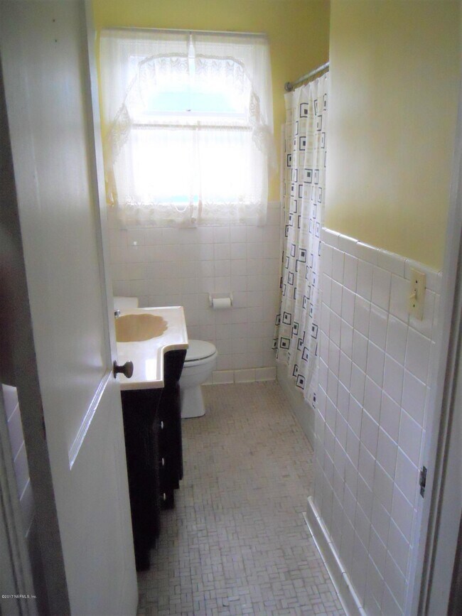 Building Photo - 1337 Menna St