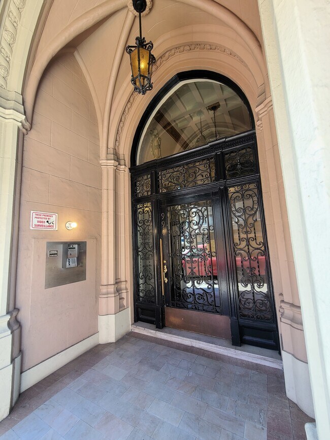 Building Photo - 990 Bay St