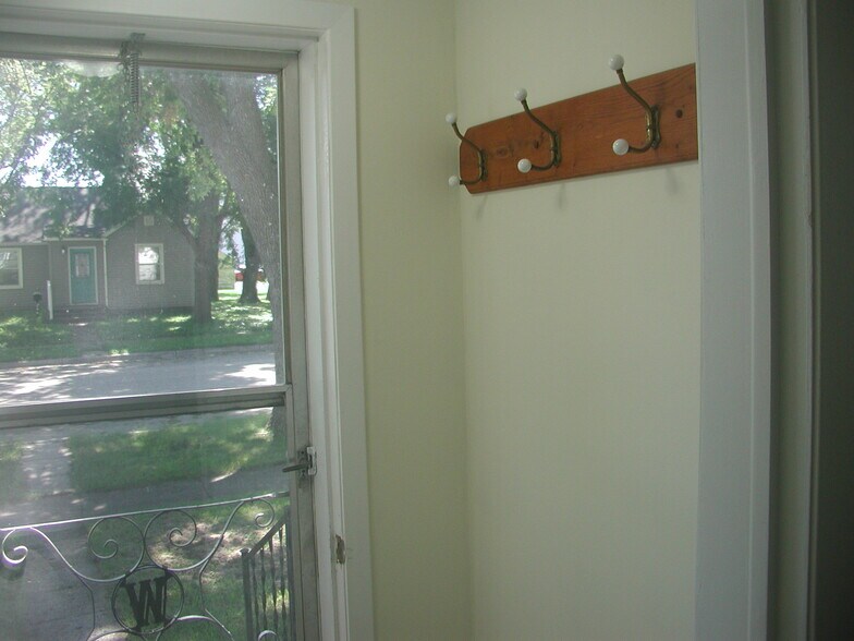 Building Photo - 241 E Ronning Ave