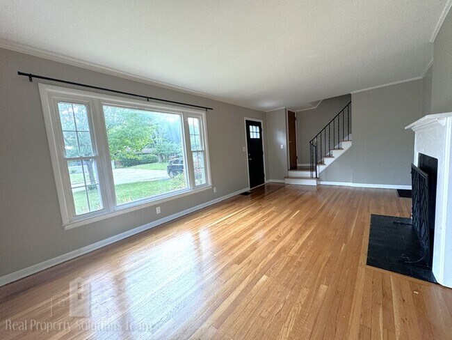 Building Photo - Two Story Home in Upper Arlington with att...