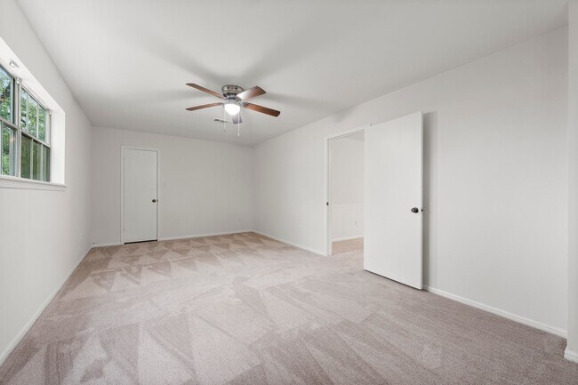 Building Photo - 16815 Memorial Oaks Ln
