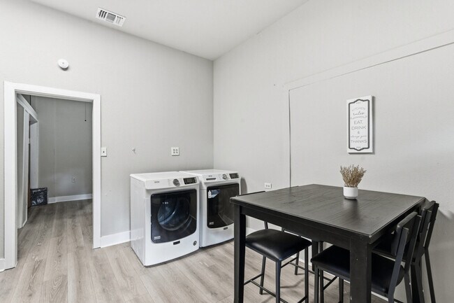 Building Photo - 314 W Cevallos