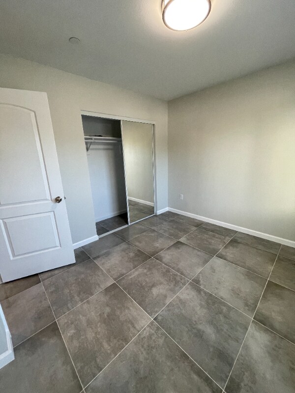 Building Photo - 900 W Graham Ave