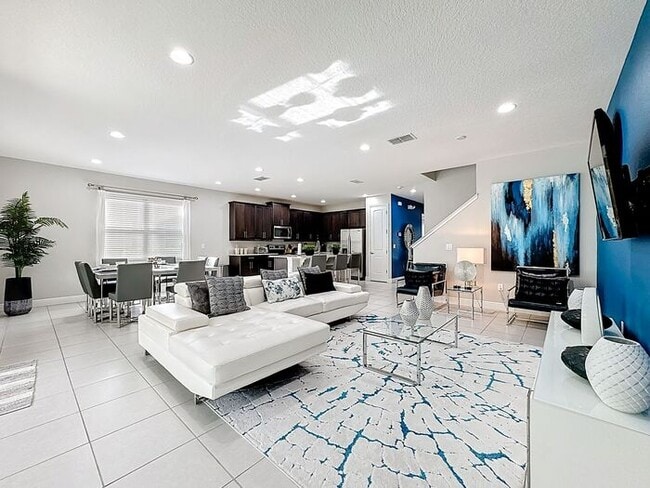 Building Photo - 8 Bedrooms 7 baths on a resort community