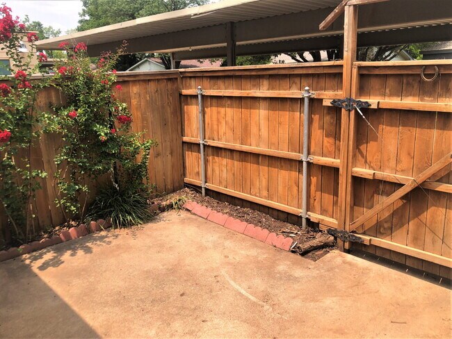 Building Photo - MOVE IN SPECIAL For This Captivating Townh...