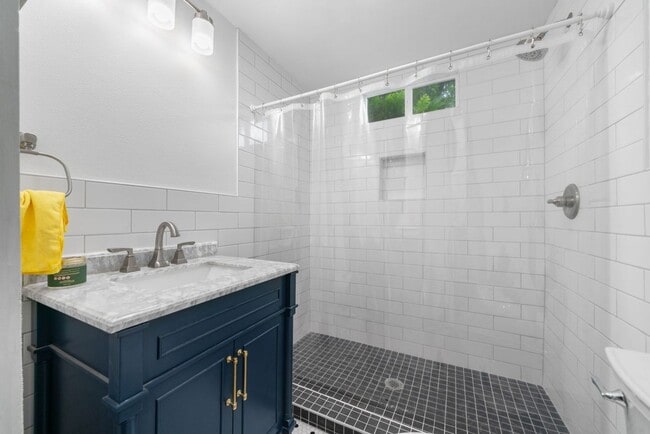 Building Photo - 115 Amundsen St