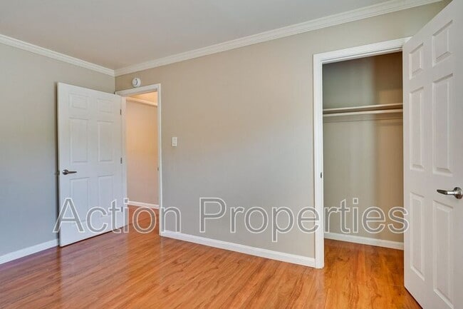 Building Photo - 489 Rollins Rd