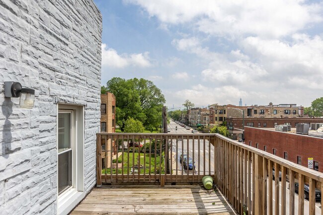 Building Photo - 3216 W Augusta Blvd