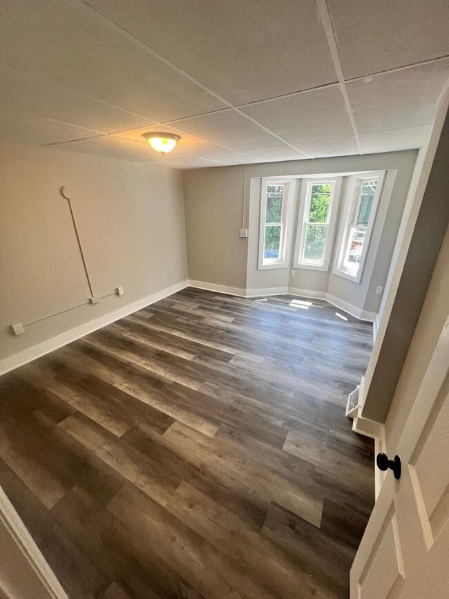 Building Photo - Beautiful, remodeled house nice close to everything