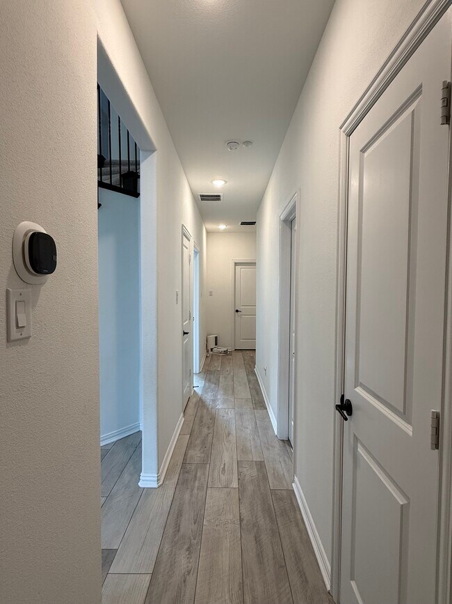 Building Photo - 2832 Fountain Park Dr