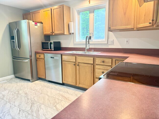 Building Photo - Sunny & Spacious 4 bedroom home