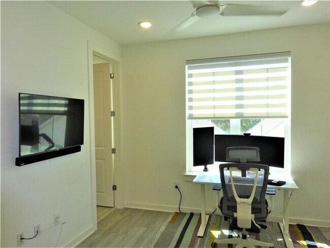 Building Photo - Gorgeous Condo in Desirable East Austin Lo...