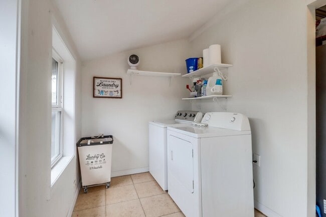 Building Photo - 3891 Superba St