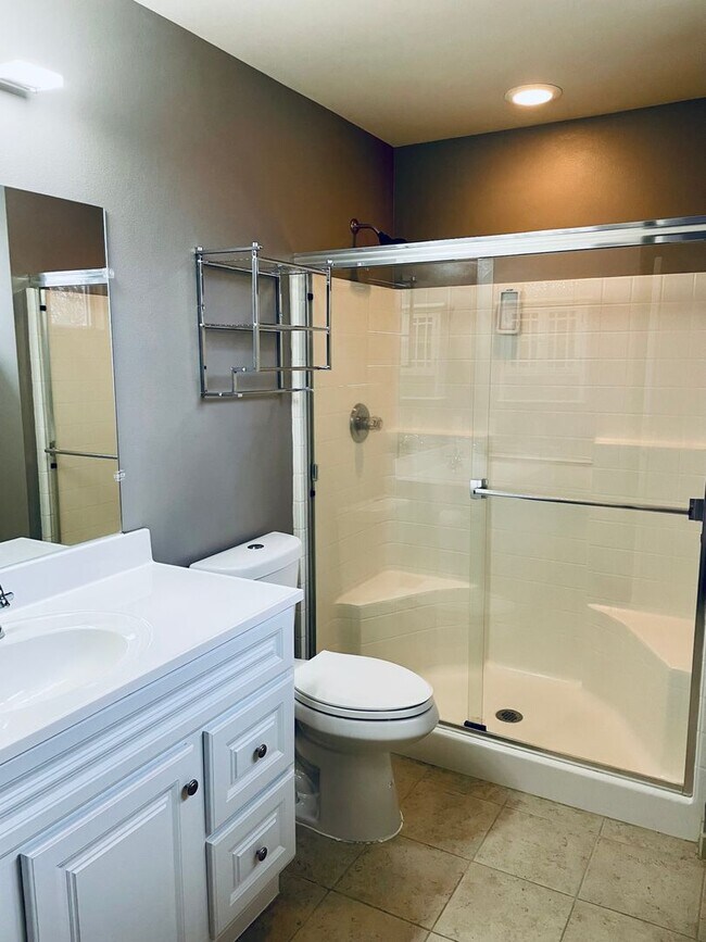 Building Photo - Delightful DuPont 3 Bedroom Townhouse