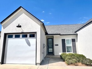 Building Photo - Spacious Two Bedroom Townhouse off Jeffers...