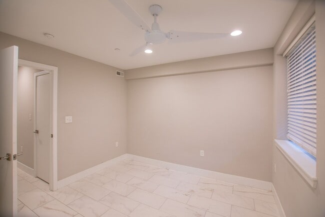 Building Photo - Modern & Efficient Point Breeze Townhome!