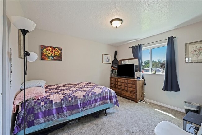 Building Photo - 20 10th Ave N