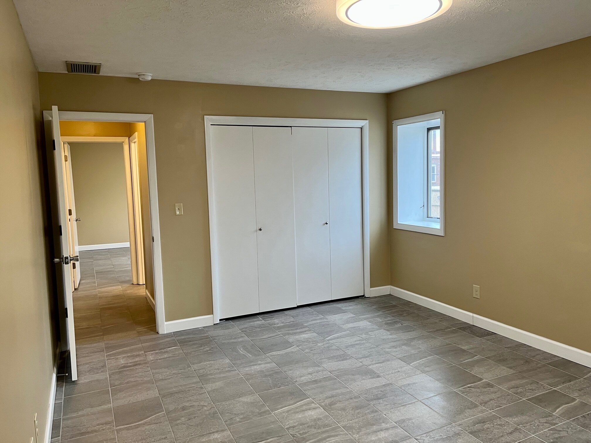 Building Photo - 302 E Grove St