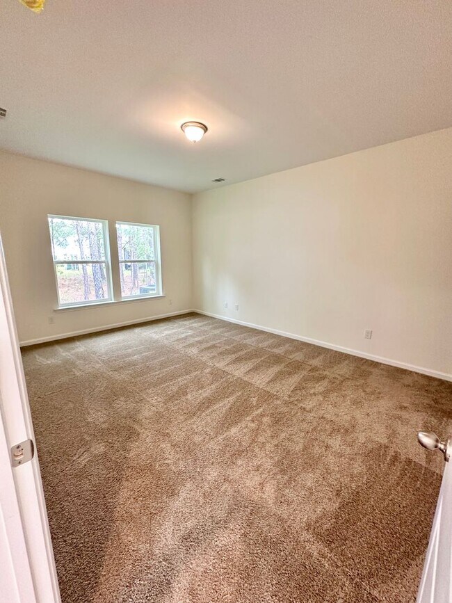 Building Photo - Townhouse with amenity packed neighborhood...