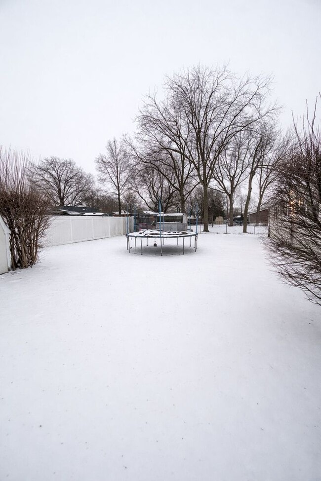 Building Photo - 1065 Hiawatha Dr