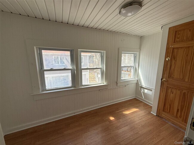 Building Photo - 11 Knapp Ave