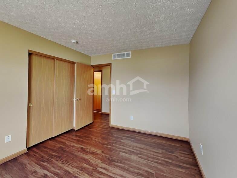 Building Photo - 494 Lockmead Dr