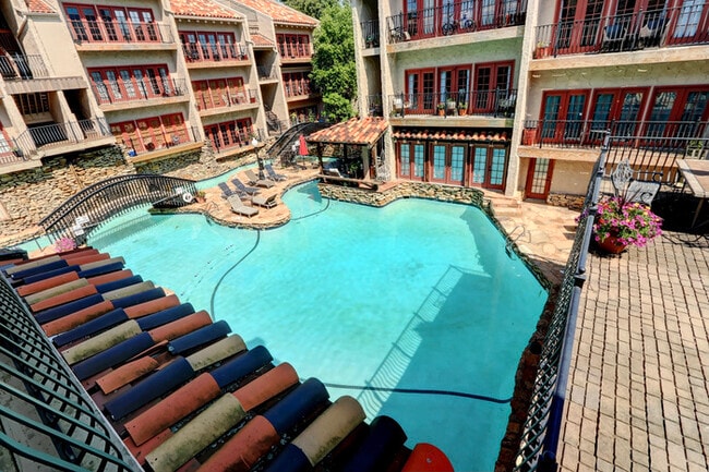 Building Photo - West Plaza Resort-Style  Living